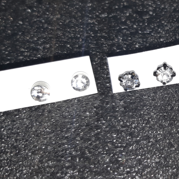 4 pair of earrings| great accessory| 10/10 - Picture 3 of 9